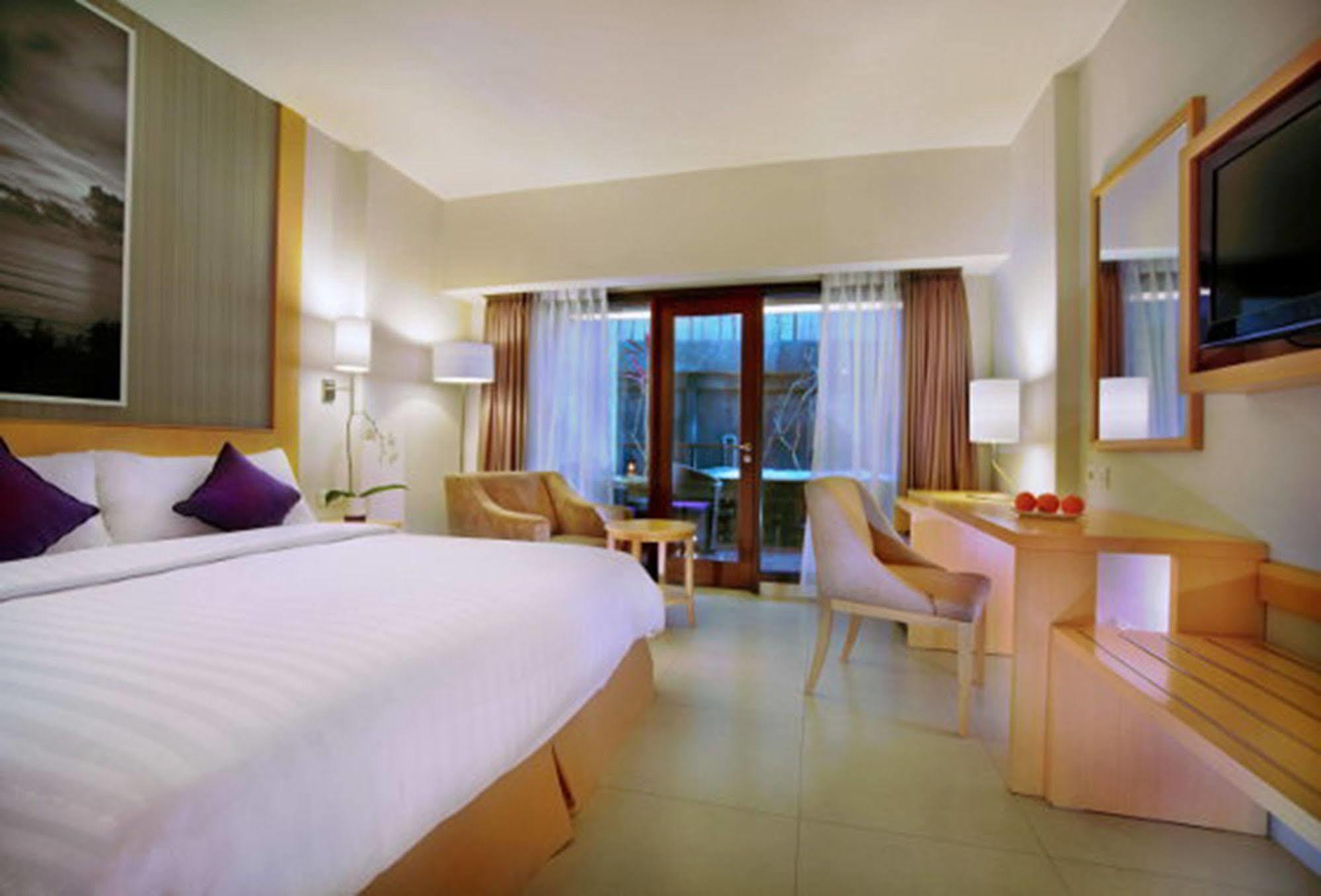 Quest Hotel Kuta By Aston Exterior photo